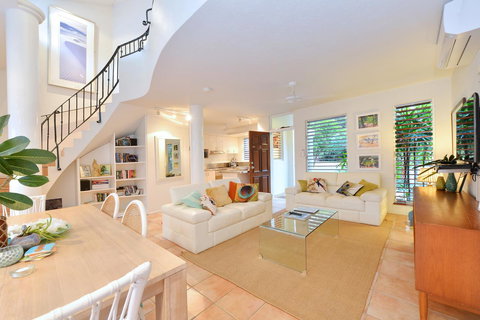 [ ANDY'S BEACH HOUSE ] - Accommodation Main Beach 13