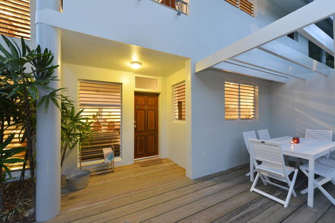 [ ANDY'S BEACH HOUSE ] - Accommodation Main Beach 7