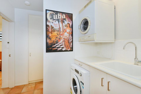 [ ANDY'S BEACH HOUSE ] - Accommodation Main Beach 30