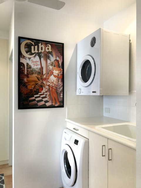 [ ANDY'S BEACH HOUSE ] - Accommodation Main Beach 37