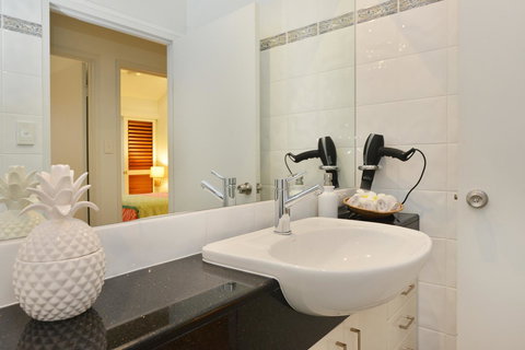 [ ANDY'S BEACH HOUSE ] - Accommodation Main Beach 28