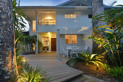 [ ANDY'S BEACH HOUSE ] - Accommodation Main Beach 6