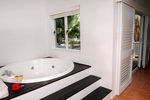 The Reef House Adults Retreat - Enjoy 28 Complimentary Inclusions - Accommodation Main Beach 28