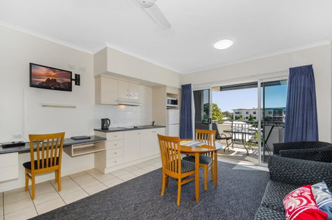 Madison Ocean Breeze Apartments - Accommodation Main Beach 12