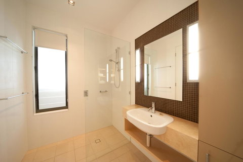 The Boathouse Apartments - Accommodation Main Beach 13