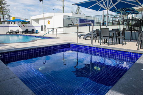 Mandolin Beachfront Resort - Accommodation Main Beach 2