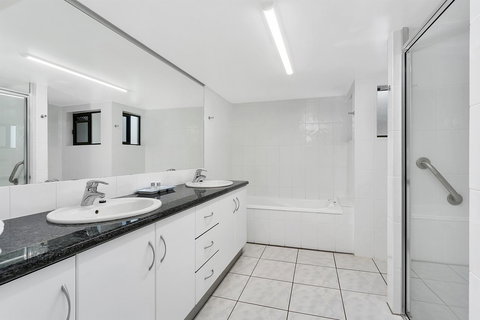 Roydon Beachfront Apartments - Accommodation Main Beach 23