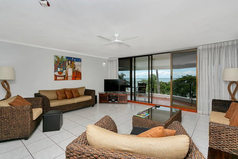 Roydon Beachfront Apartments - Accommodation Main Beach 4