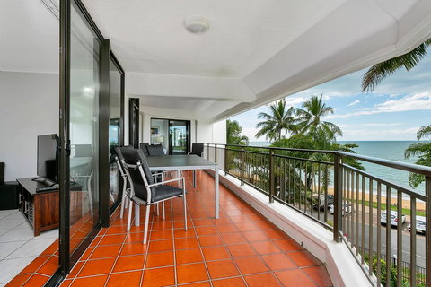 Roydon Beachfront Apartments - Accommodation Main Beach 0