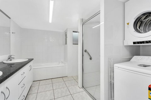 Roydon Beachfront Apartments - Accommodation Main Beach 24