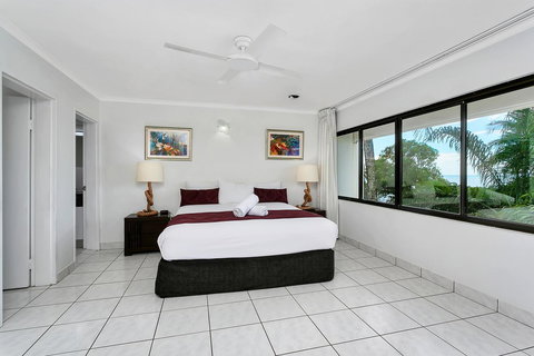 Roydon Beachfront Apartments - Accommodation Main Beach 2