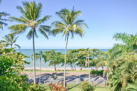 Roydon Beachfront Apartments - Accommodation Main Beach 9