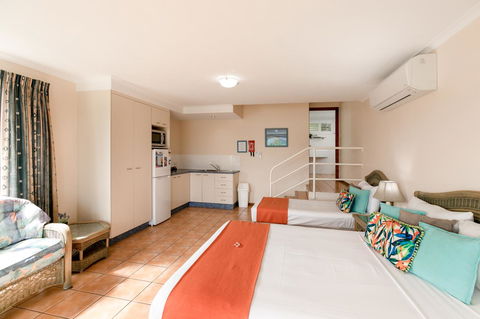 Sunlit Waters Studio Apartments - Accommodation Main Beach 41
