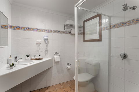 Sunlit Waters Studio Apartments - Accommodation Main Beach 11