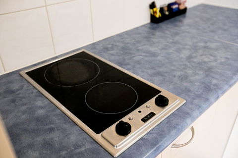 Sunlit Waters Studio Apartments - Accommodation Main Beach 35