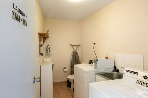 Sunlit Waters Studio Apartments - Accommodation Main Beach 9