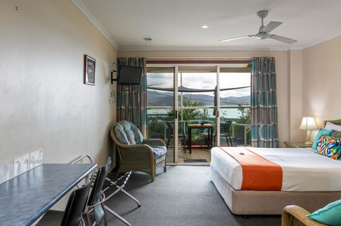 Sunlit Waters Studio Apartments - Accommodation Main Beach 10
