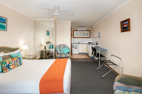 Sunlit Waters Studio Apartments - Accommodation Main Beach 14