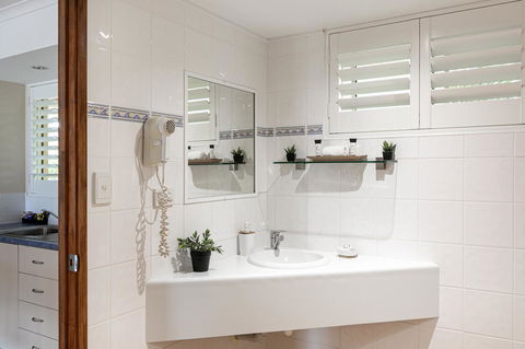 Sunlit Waters Studio Apartments - Accommodation Main Beach 26