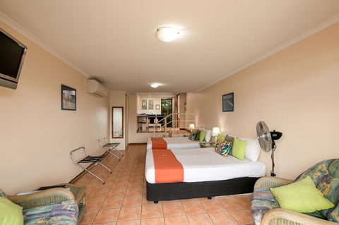 Sunlit Waters Studio Apartments - Accommodation Main Beach 30