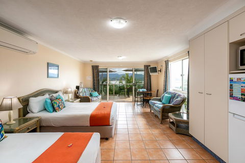 Sunlit Waters Studio Apartments - Accommodation Main Beach 39
