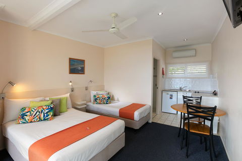 Sunlit Waters Studio Apartments - Accommodation Main Beach 21
