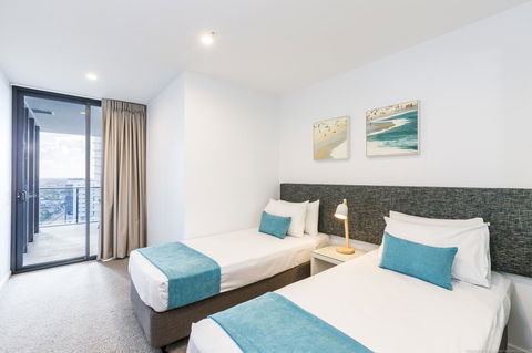 Boardwalk Burleigh Beach - Official - Accommodation Main Beach 10