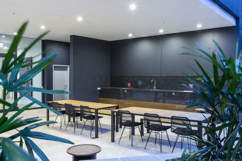 Boardwalk Burleigh Beach - Official - Accommodation Main Beach 16