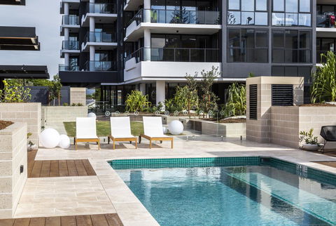 Boardwalk Burleigh Beach - Official - Accommodation Main Beach 3