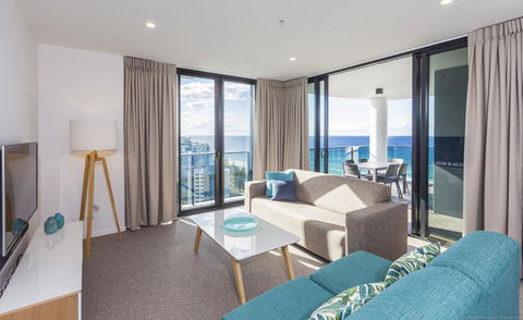 Boardwalk Burleigh Beach - Official - Accommodation Main Beach 1