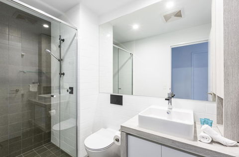 Boardwalk Burleigh Beach - Official - Accommodation Main Beach 33