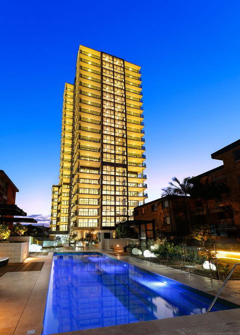 Boardwalk Burleigh Beach - Official - Accommodation Main Beach 7