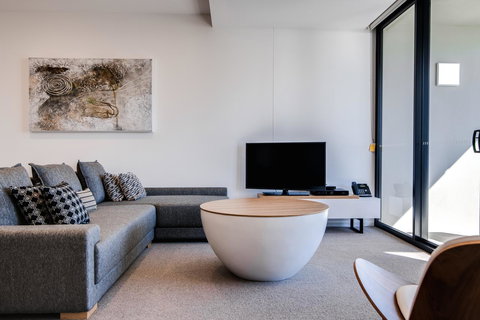 Iconic Kirra Beach Resort - Accommodation Main Beach 3