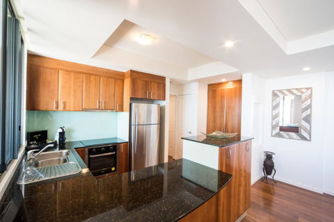 Pinnacles - Accommodation Main Beach 7