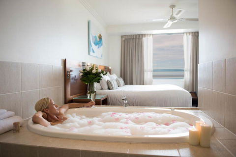 Pinnacles - Accommodation Main Beach 13