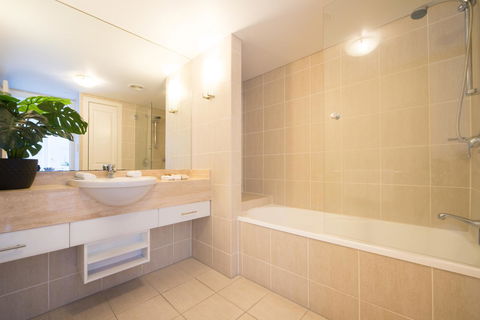 Pinnacles - Accommodation Main Beach 4