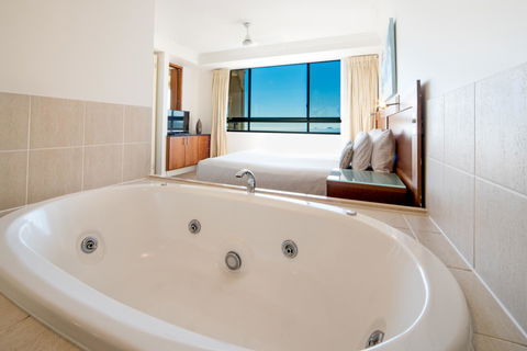 Pinnacles - Accommodation Main Beach 9