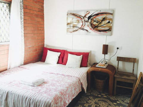 XYL Pets Friendly Seaside Boutique Guesthouse - Accommodation Main Beach 0