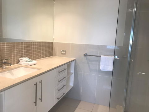 Proximity Waterfront Apartments - Accommodation Main Beach 11