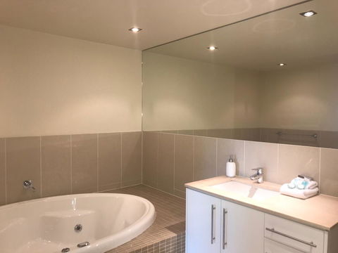 Proximity Waterfront Apartments - Accommodation Main Beach 12