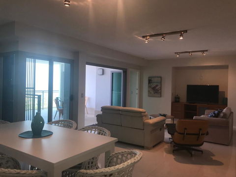 Proximity Waterfront Apartments - Accommodation Main Beach 6