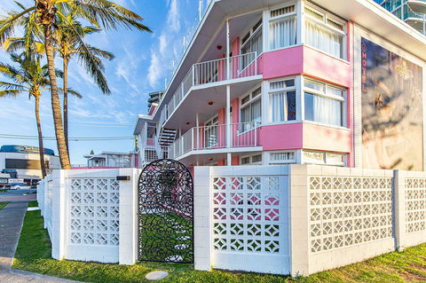 The Pink Hotel Coolangatta - Accommodation Main Beach 1