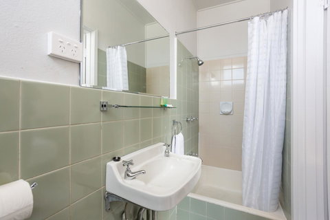 Nightcap At Emerald Star Hotel - Accommodation Main Beach 2