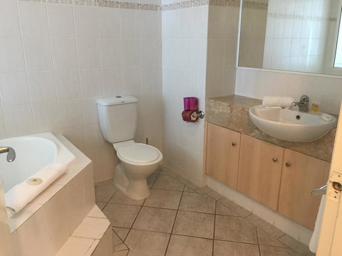 Regency On The Beach - Accommodation Main Beach 16