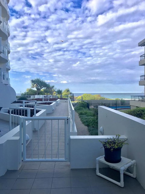 Regency On The Beach - Accommodation Main Beach 8