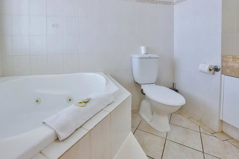 Regency On The Beach - Accommodation Main Beach 5