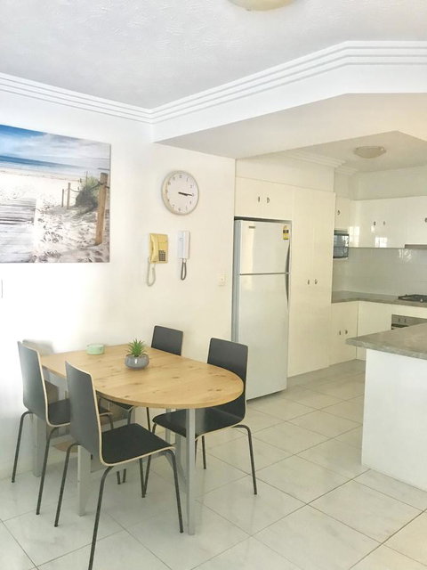 Regency On The Beach - Accommodation Main Beach 7