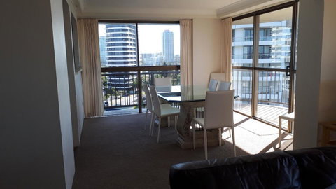 De Ville Apartments - Accommodation Main Beach 5