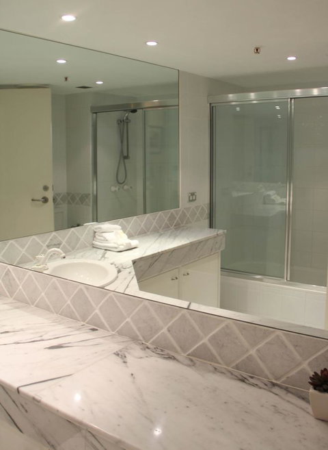 De Ville Apartments - Accommodation Main Beach 3
