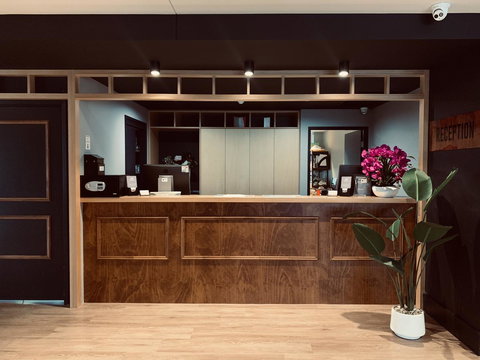 Woodroffe Hotel - Accommodation Main Beach 1